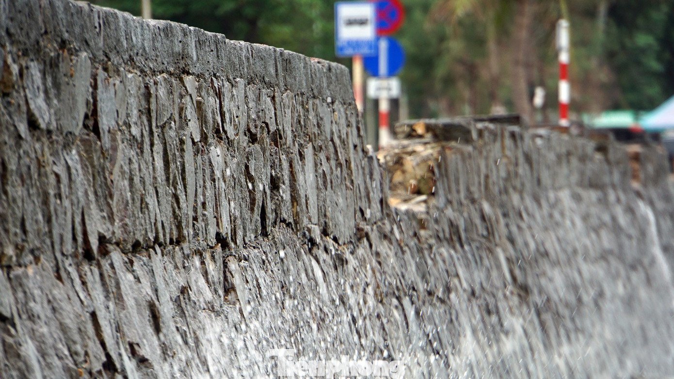 Bờ kè biển Đồ Sơn vỡ vụn sau nhiều cơn bão dữ - 22