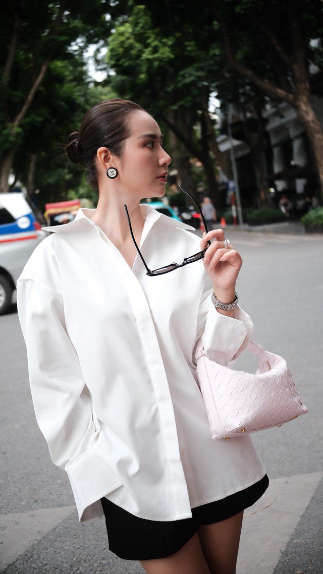 Ở đời thực, Phan Minh Huyền đã 35 tuổi nhưng cô vẫn xinh đẹp và có thời trang "hack tuổi" như mới chớm đôi mươi.