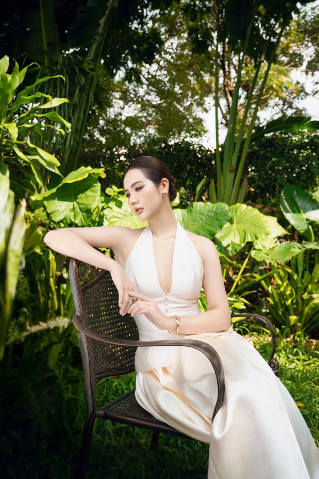 Với lợi thế sắc vóc, Phan Minh Huyền không ngại thử thách với những outfit cắt xẻ khoe vòng một gợi cảm. Đặc biệt, người đẹp rất yêu màu trắng tôn làn da nuột nà.