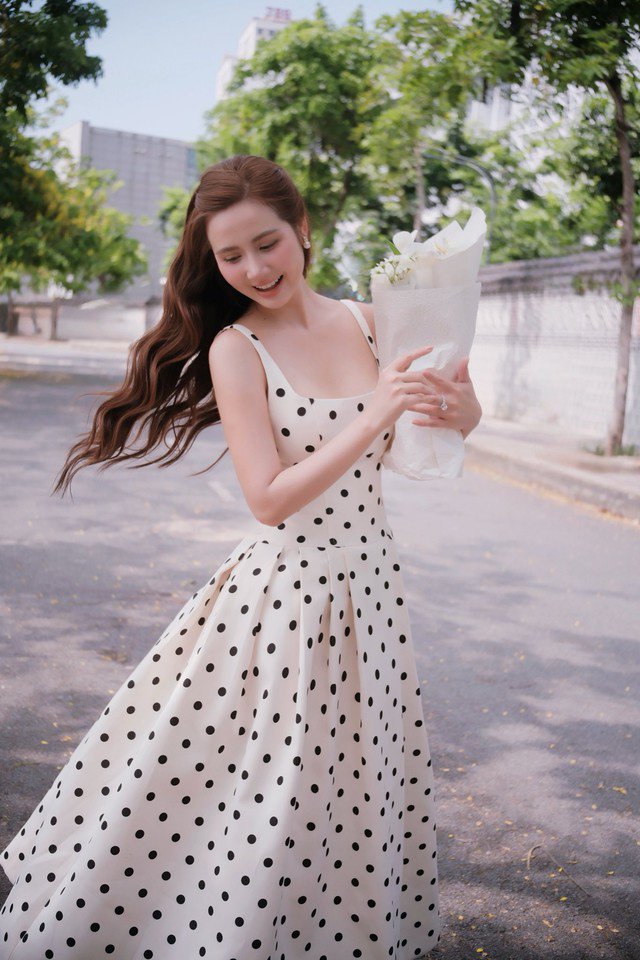 Bên cạnh đó, Phan Minh Huyền còn thích diện đầm dài chấm gót có họa tiết chấm bi vừa trẻ trung, vừa dịu dàng.