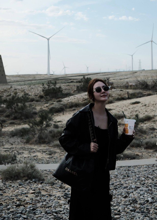 Thỉnh thoảng, cô lại chuyển sang outfit có tông đen cá tính mang phong cách thoải mái năng động.