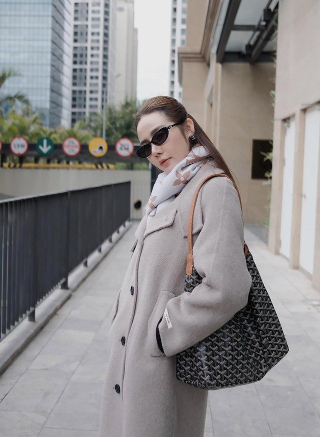 Khi trời trở lại, Phan Minh Huyền lại mix đồ đông với áo dạ màu ấm áp cùng khăn quàng hàng hiệu tinh tế và sang trọng.