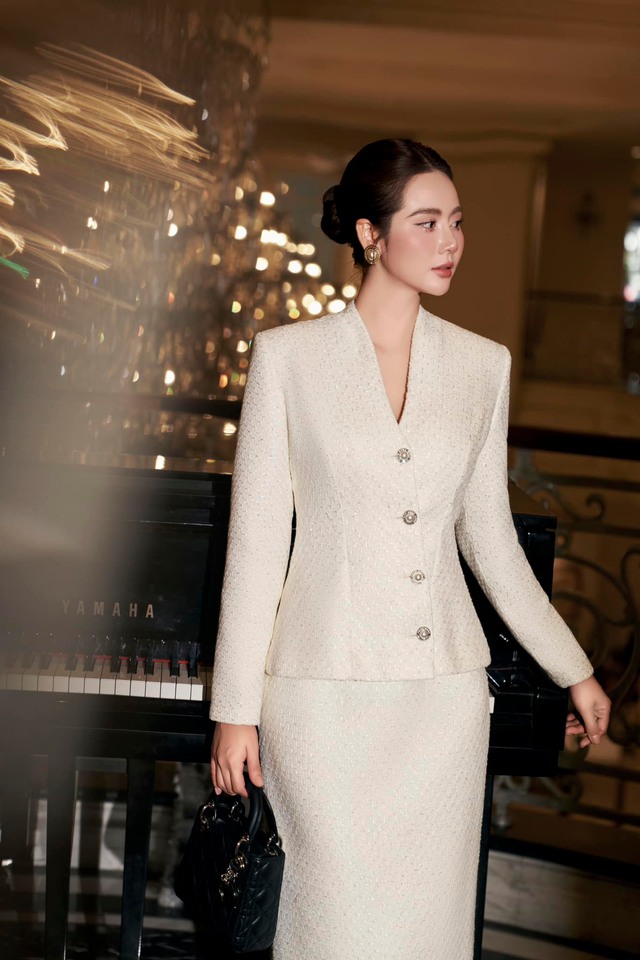 Trong tiết trời mùa đông, khi đi sự kiện, Phan Minh Huyền lại thanh lịch với bộ đầm vest công sở vừa duyên dáng và nữ tính trẻ trung.