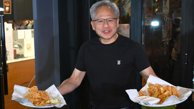 CEO Nvidia Jensen Huang bên ngoài cửa hàng Kkanbu Chicken ở Gangnam, Seoul, tối 30/10. Ảnh: News1