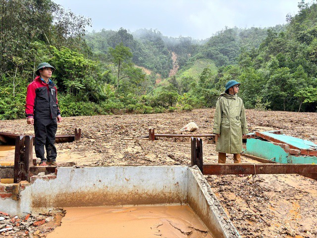 Nhiều ngôi nhà bị lũ quét, sạt lở đất cuốn trôi