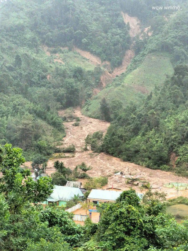 Quả đồi đổ sập xuống khiến nhiều ngôi nhà ở thôn Atếêp bị xóa sổ