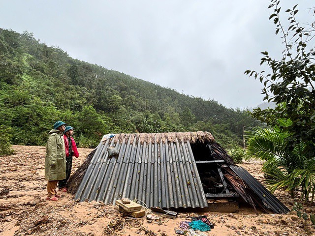 Nhiều ngôi nhà bị sập