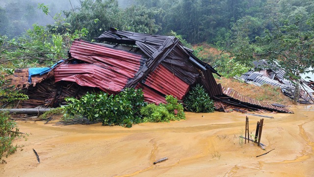 Nhà cửa bị sạt lở vùi lấp, hư hỏng