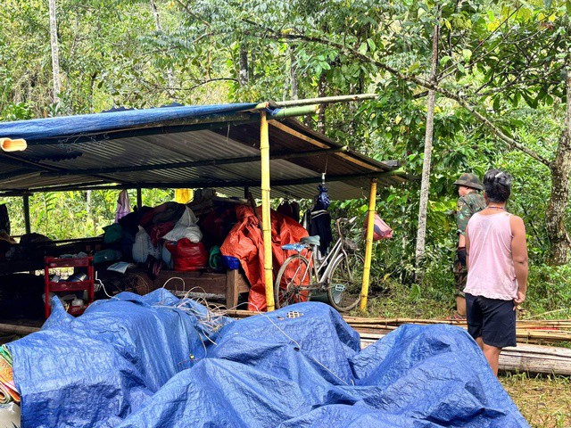 Người dân phải làm nhà tạm để sinh sống