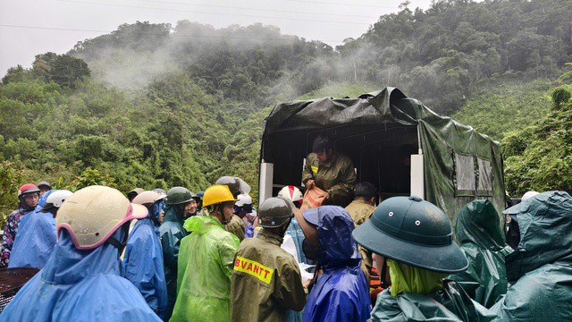 Cán bộ, người dân xã A Vương tiếp tế lương thực cho các thôn bị chia cắt