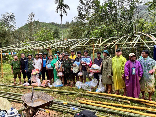 Trao lương thực cho người dân bị sạt lở chia cắt