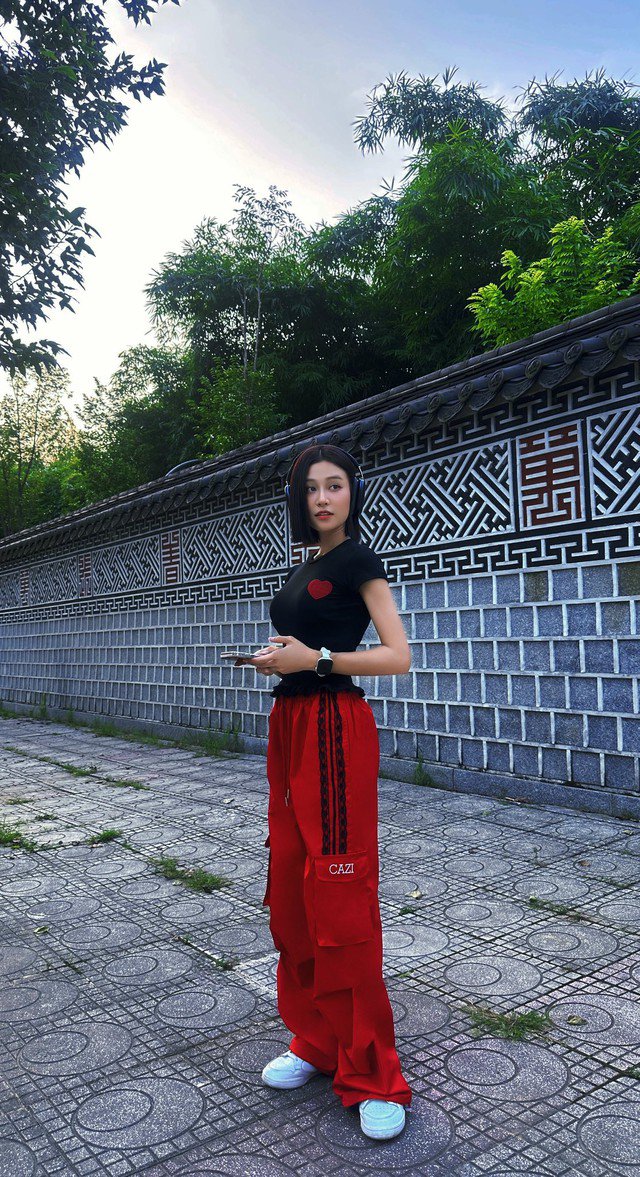 Ở đời thực, Quỳnh Châu sở hữu một nhan sắc trẻ trung và năng động với những shot hình ấn tượng.