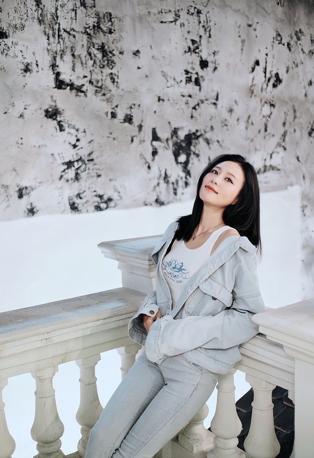 Quỳnh Châu mới 26 tuổi nên cô luôn tận dụng lợi thế sắc vóc còn trẻ trung để diện đồ đa phong cách, phù hợp lứa tuổi.