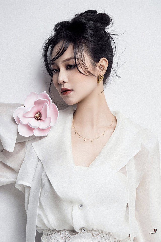 Cô cũng không ngại biến hóa gương mặt với nhiều lối makeup khác nhau. Lúc Quỳnh Châu trang điểm đậm cá tính...