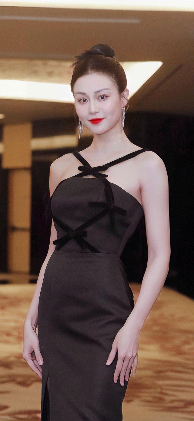 Ở các sự kiện trang trọng, Quỳnh Châu sử dụng tông makeup mềm mại nhưng vẫn quyến rũ với son màu đậm tươi tắn.