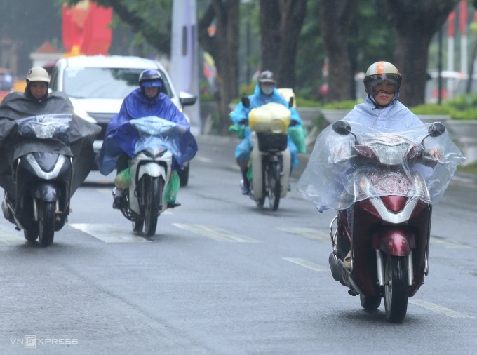 Người Hà Nội tham gia giao thông trong mưa lạnh tháng 11/2025. Ảnh: Gia Chính