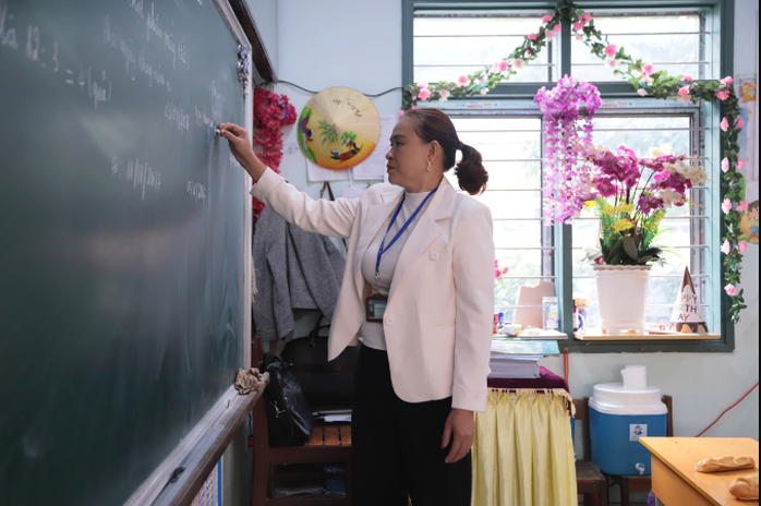 Theo Bộ GD-ĐT, việc thực hiện chính sách tiền lương, chế độ phụ cấp, chính sách ưu đãi đối với nhà giáo còn một số bất cập. Ảnh: Văn Hiền