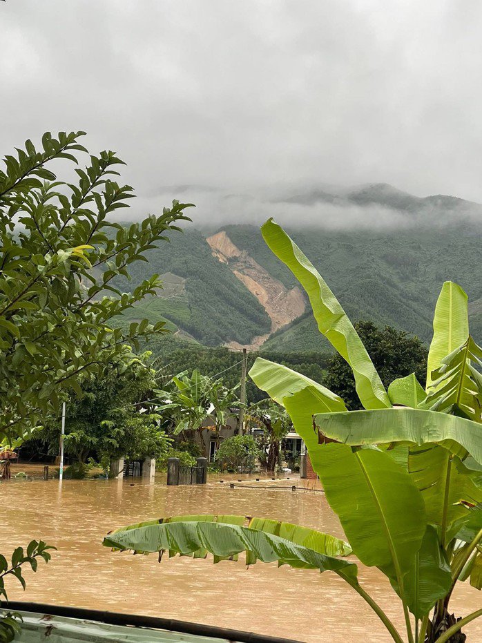 Quả núi dài 2 km đổ sập, 1 người bị đè chết thương tâm - 1