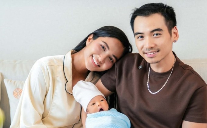 Vợ chồng H'Hen Niê đón con đầu lòng hồi tháng 9. Ảnh: Nhân vật cung cấp