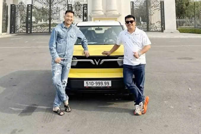 Huấn "Hoa Hồng", tức Bùi Xuân Huấn khỏe ảnh chụp cùng chiếc VinFast VF 3 biển 51D-999.99 thời điểm tháng 1/2025 khiến dân mạng bán tín bán nghi rằng, anh là chủ sở hữu biển VIP này. Ảnh: OFFB