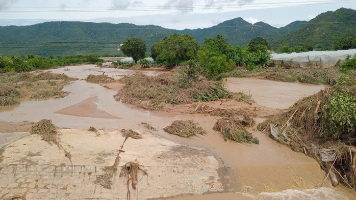 Vỡ đập chính hồ chứa nước trang trại Việt Phong Phú Ảnh: Châu Tỉnh