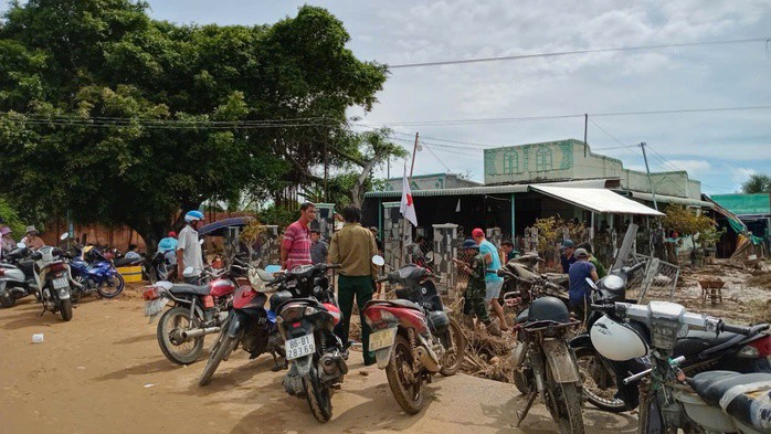 Người dân đến chia buồn cùng gia đình em Lê Nguyễn Bích Th. Ảnh: Châu Tỉnh