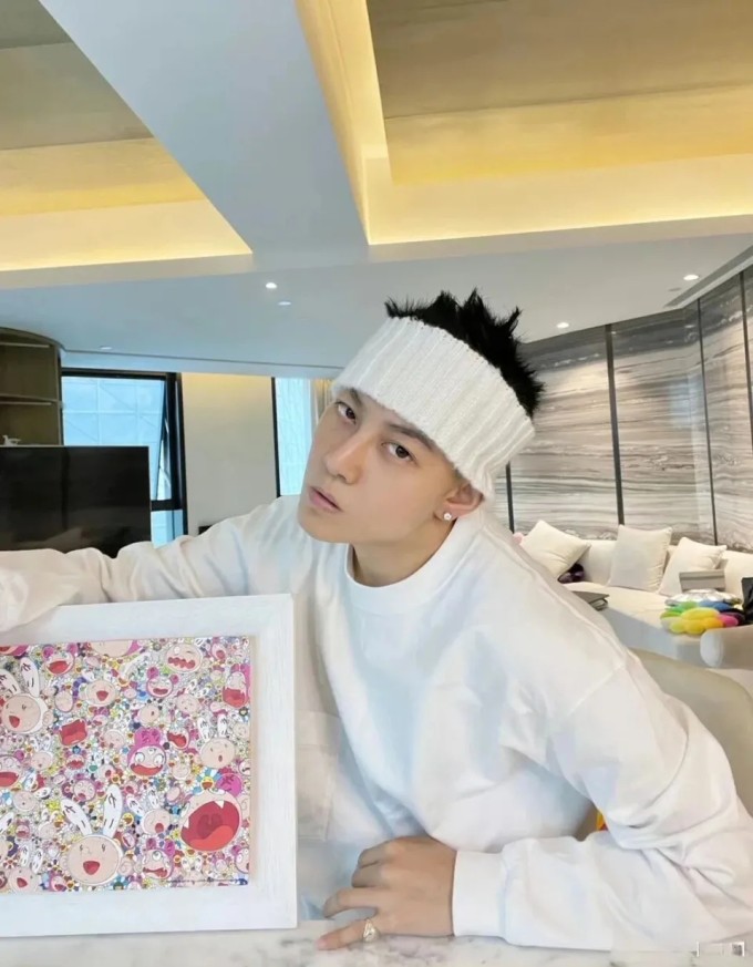 Hoàng Phủ Thánh Hoa sinh năm 1989, người gốc Thượng Hải, là người nổi tiếng trên Internet thời kỳ đầu. Hiện cô là người sáng lập kiêm giám đốc điều hành thương hiệu thời thượng Samay, với khối tài sản đáng kể. Gia đình cô tham gia vào lĩnh vực bất động sản, bao gồm bất động sản nhà ở và thương mại. Cô tốt nghiệp Nhạc viện Trung ương Bắc Kinh và sau đó du học tại Mỹ, theo học chương trình Thạc sĩ Quản trị Kinh doanh (EMBA) tại Đại học Bắc Kinh.