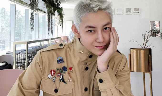 Hoàng Phủ Thánh Hoa có quan hệ thân thiết với rất nhiều nghệ sĩ, như Hồ Hạnh Nhi, Angelababy...