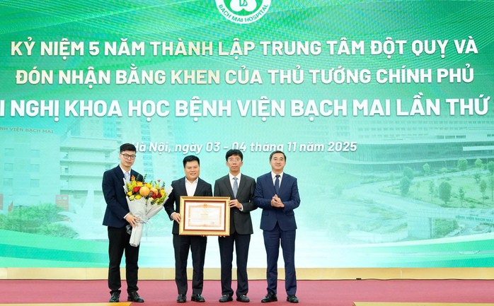 Đại diện Bộ Y tế trao Bằng khen của Thủ tướng Chính phủ tặng Trung tâm Đột quỵ