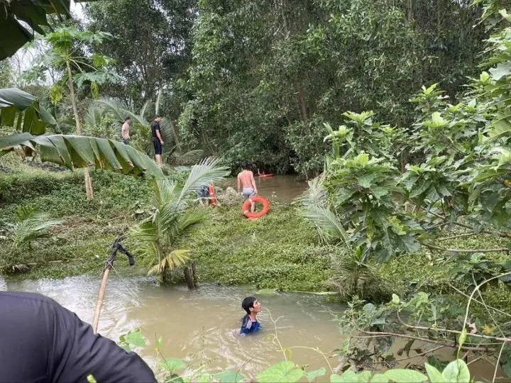 Nhiều người lặn xuống nước tìm hai học sinh để xe đạp tại vực nước rồi "mất tích". Ảnh: Lão hạc Núi Thành