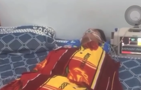 Em Nguyễn Trọng Anh Tuấn đang trong tình trạng nguy kịch (Ảnh cắt từ clip).