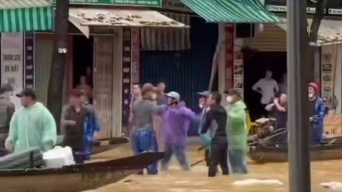 Hình ảnh nhóm đàn ông dùng mái chèo đánh nhau khi phố biến thành sông vì lũ lụt. Ảnh chụp màn hình.