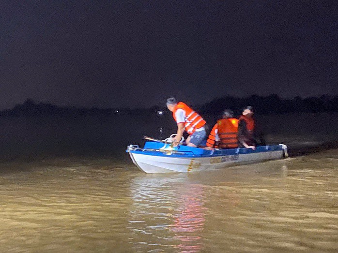 Quảng Trị: Mải bắt dế, bắt cá, nhiều người mắc kẹt giữa dòng lũ dữ - 1