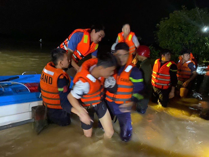 Lực lượng chức năng di chuyển bằng ca-nô tiếp cận khu vực nhiều người dân mắc kẹt vì dòng lũ dữ