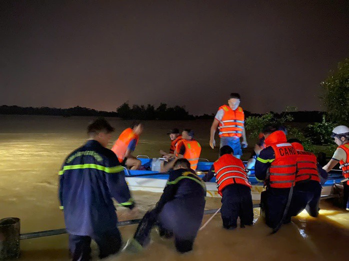 Lực lượng chức năng giải cứu người dân mắc kẹt giữa dòng lũ dữ ở xã Hiếu Giang, tỉnh Quảng Trị