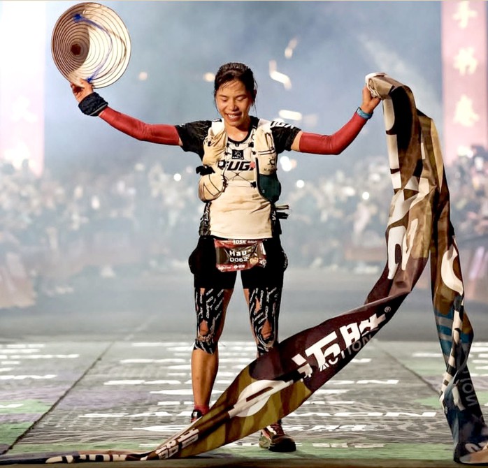 Hà Thị Hậu và vũ điệu nón lá ở đích đến giải Tsaigu Trail tại Trung Quốc. Ảnh: FBNV