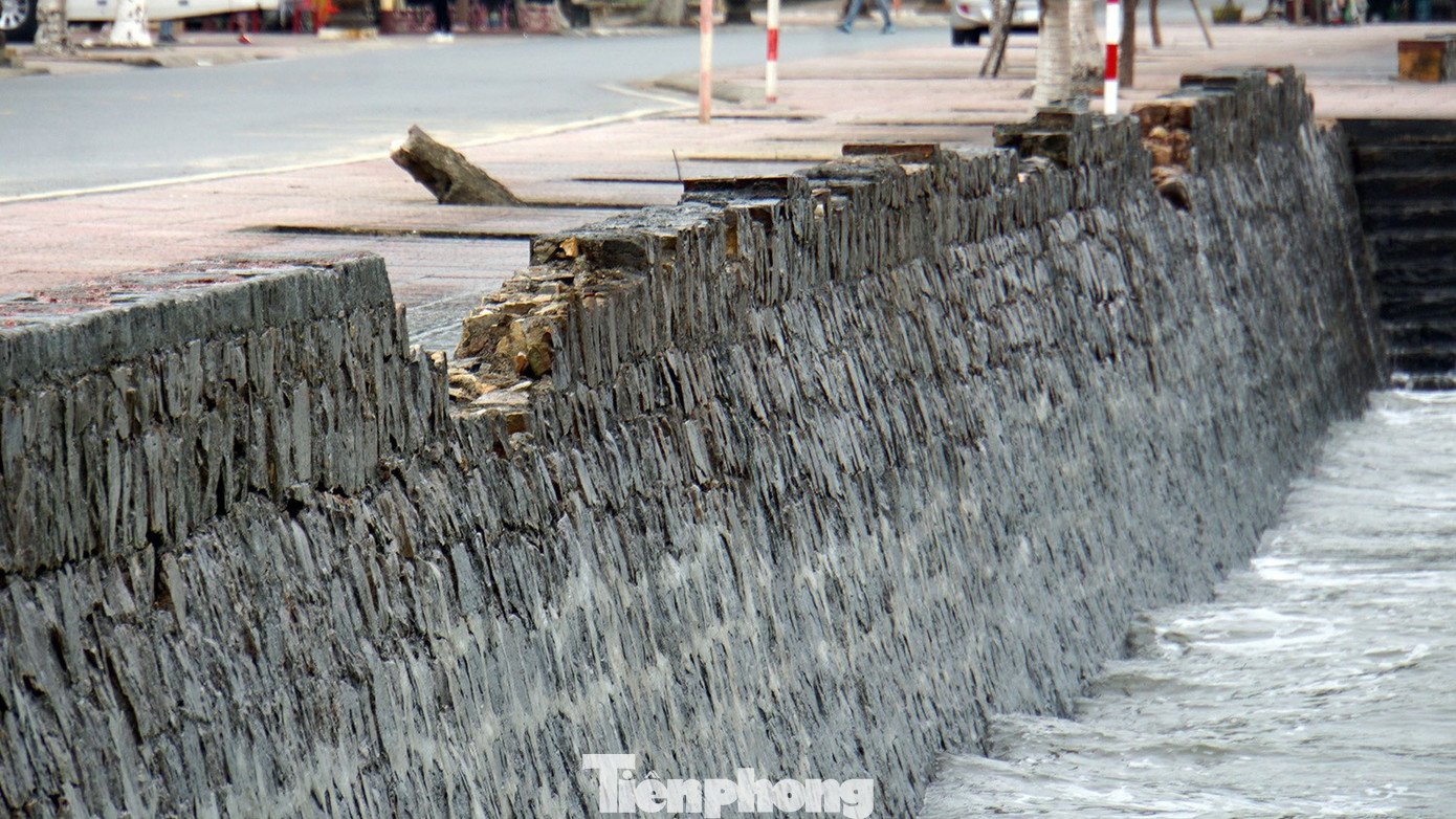 Bờ kè biển Đồ Sơn vỡ vụn sau nhiều cơn bão dữ - 23