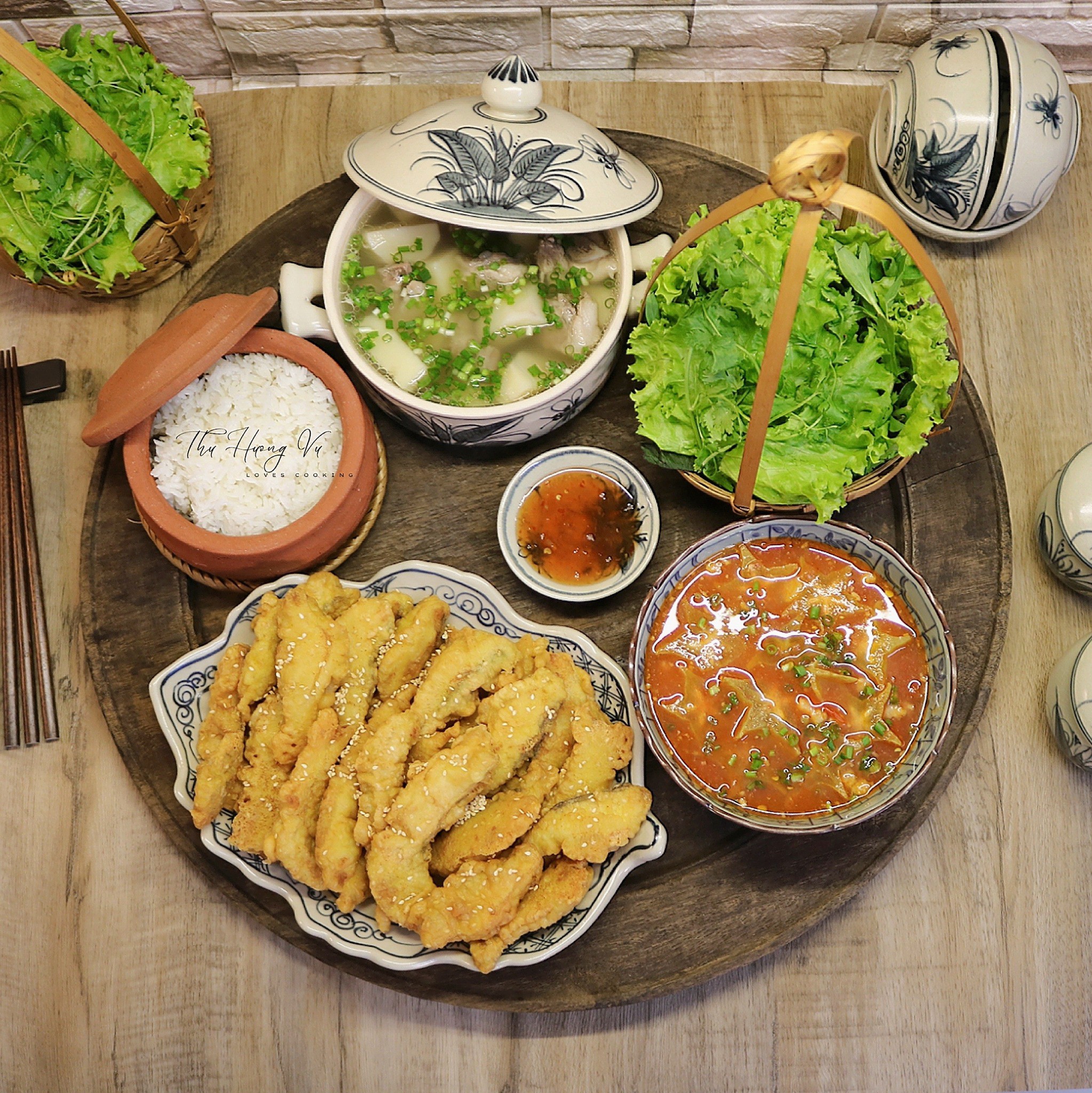 Cá tẩm bột chiên giòn - Rau sống chấm sốt cà chua - Canh sườn non om khoai sọ