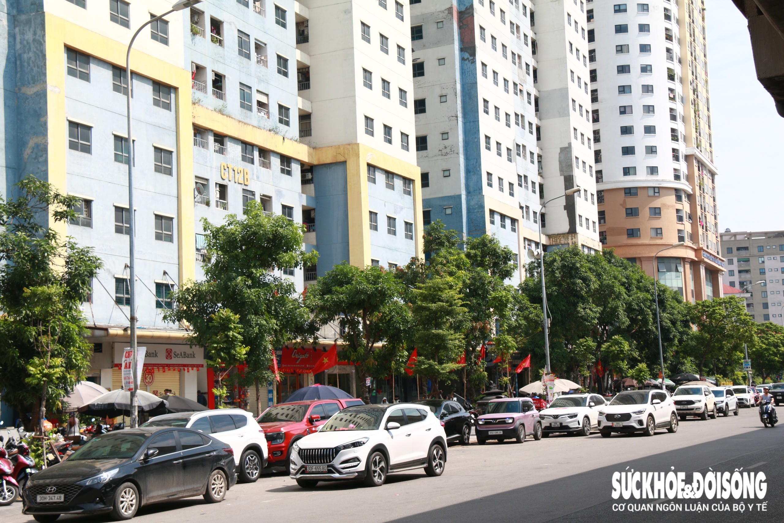 Loạt phương tiện ô tô dừng đỗ tràn lan dưới lòng đường&nbsp;Nghiêm Xuân Yêm, đoạn trước chung cư Kim Văn - Kim Lũ. Ảnh ghi nhận cuối tháng 10.