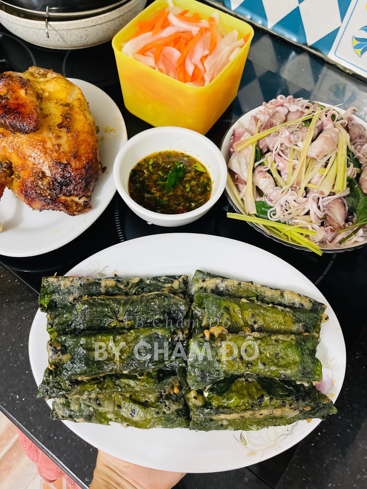 Chấm cùng tương ớt hoặc nước mắm chua ngọt đều rất hợp.