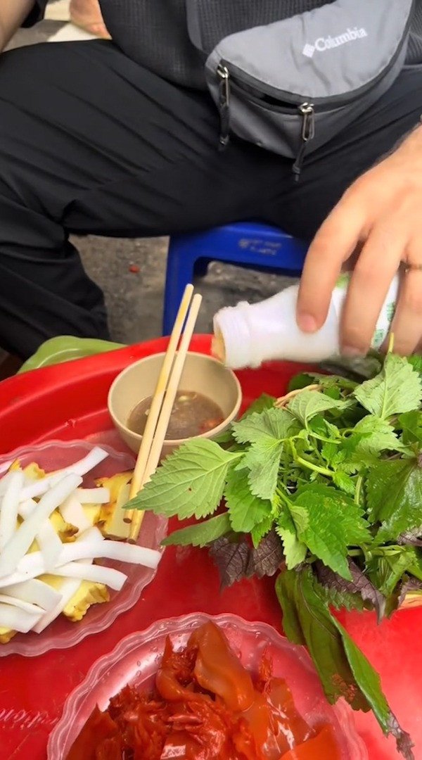 Anh Hamza thành thục pha mắm tôm để chấm cùng món sứa đỏ. Ảnh: Hamza ăn gì?