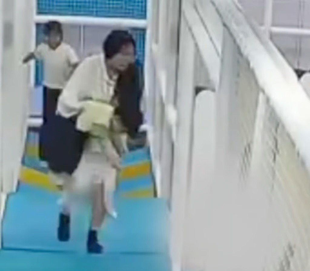 Bé trai tử vong vì vừa chơi đùa vừa uống trà sữa - 1