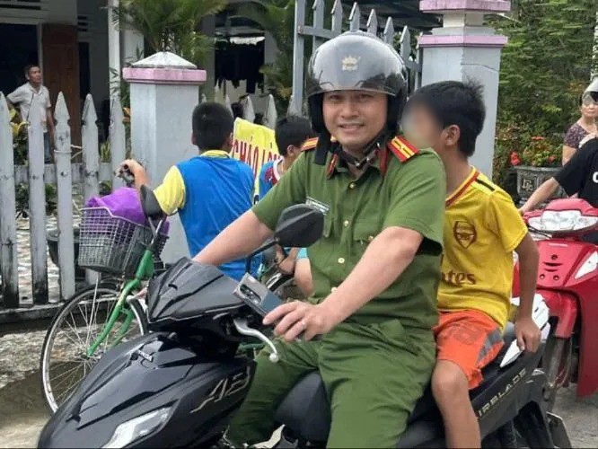 Nhiều người thở phào nhẹ nhỏm khi công an phát hiện hai em đang chơi game ở xã Núi Thành. Ảnh: BCH QS