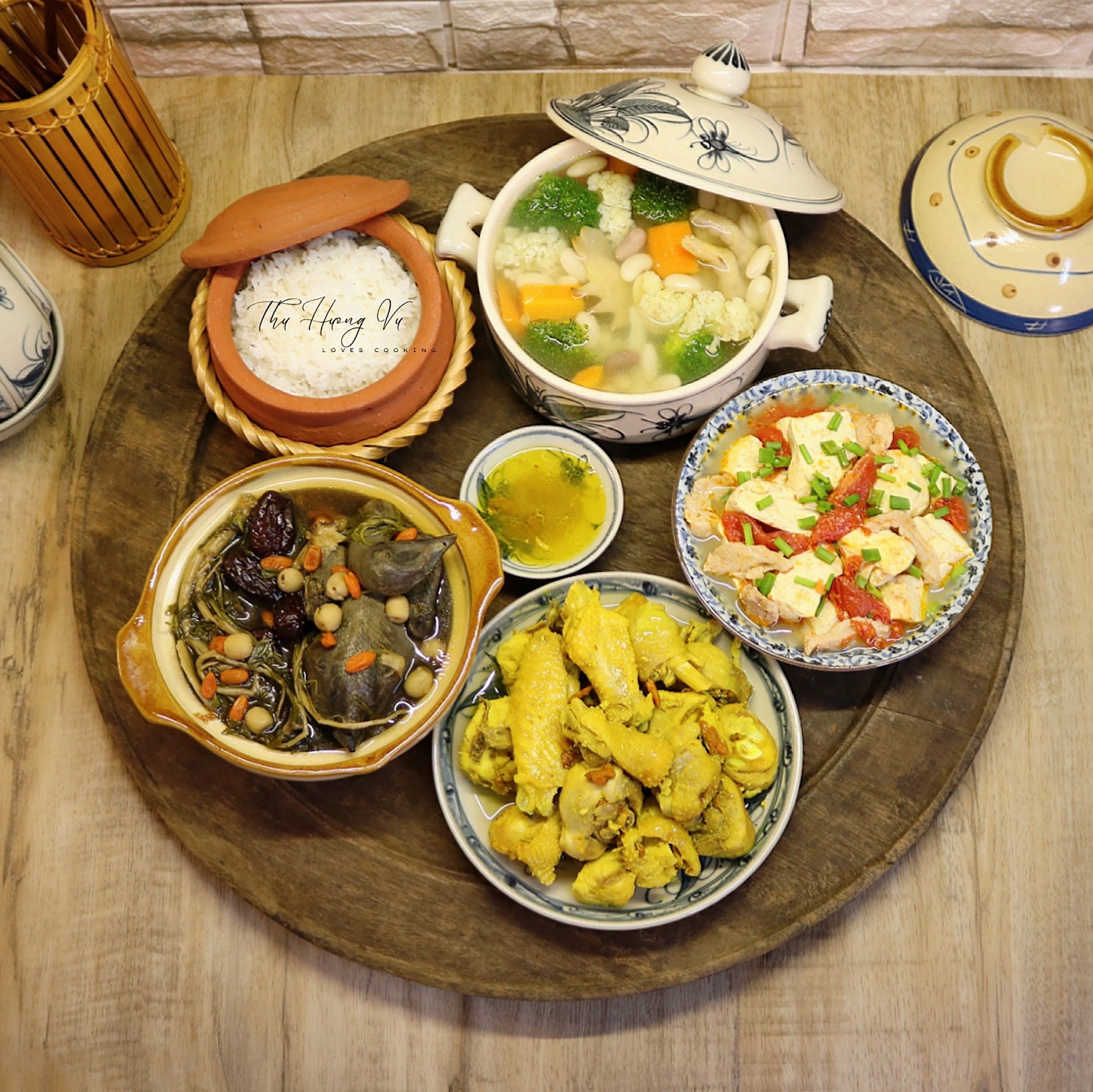 Gà ta rang gừng - Đậu phụ sốt cà chua - Canh rau củ đậu đỗ nấu nước hầm gà - Gà đen hầm ngải cứu