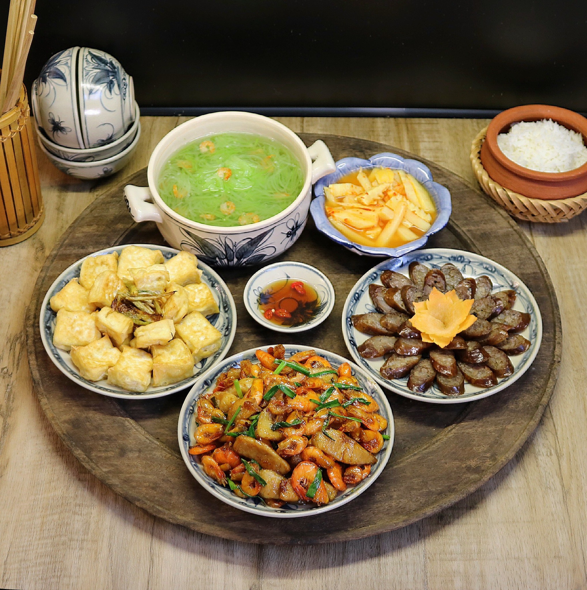 Tôm sông rang thịt - Lạp xưởng Tây Bắc - Đậu phụ rán - Canh bí xanh nấu tôm