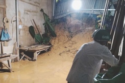 Tin tức trong ngày - Đà Nẵng sạt lở kinh hoàng, đất tràn vào nhà dân lúc nửa đêm