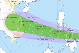 Tin bão mới nhất: Bão Kalmaegi giật cấp 15 di chuyển về sát Biển Đông, miền Trung có bị ảnh hưởng?