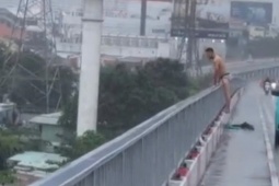 Tài xế taxi dùng vật nhọn tự gây thương tích rồi rớt xuống sông Sài Gòn