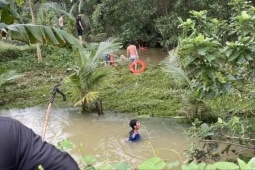 Tin tức trong ngày - 2 học sinh để xe đạp tại vực nước rồi 'mất tích', nhiều người nhốn nháo đi tìm