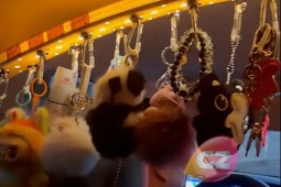 Treo đồ chơi đầy xe, tài xế công nghệ kiếm thêm thu nhập “khủng”